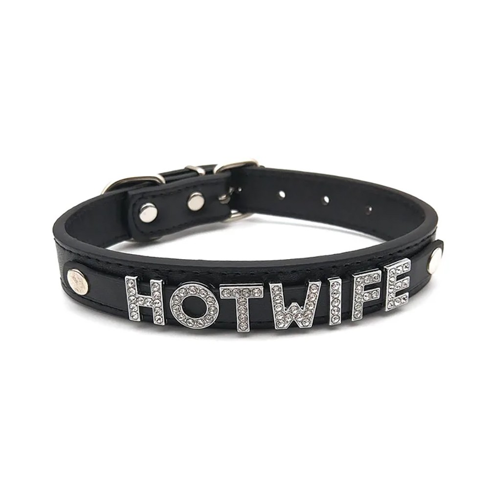 Coleira Social Choker em PU Hotwife Preta, vista em close da escrita 'HOTWIFE' com letras de strass