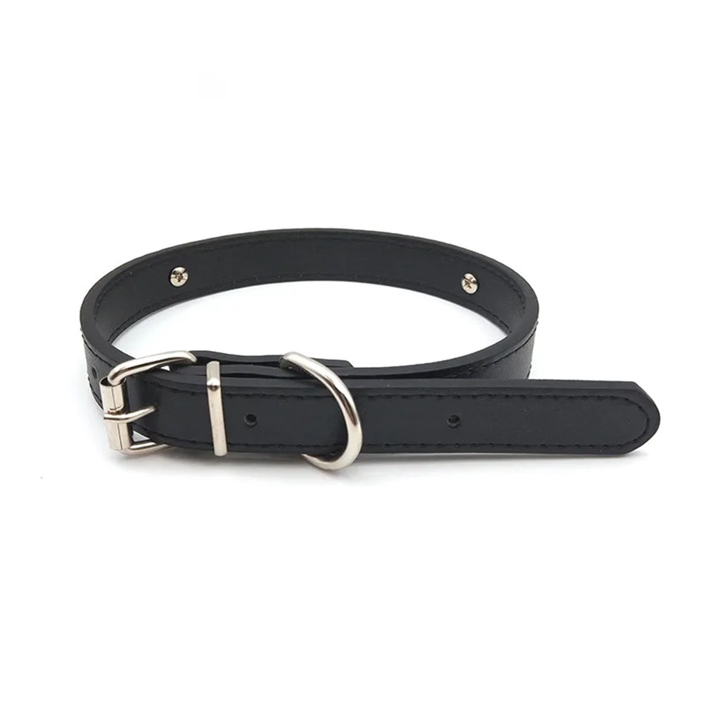 Vista lateral da Coleira Social Choker em PU Hotwife Preta, mostrando a fivela ajustavel aberta e o material liso