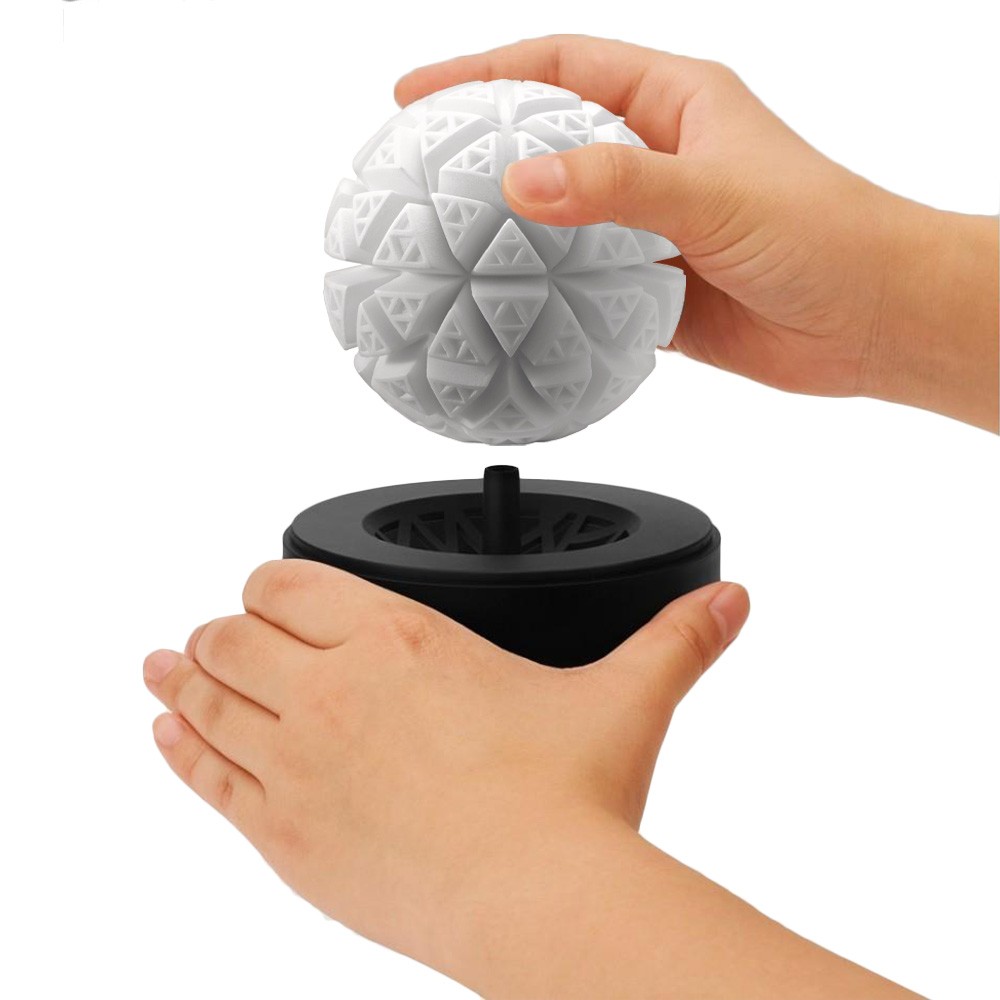 Masturbador Masculino Texturizado Tenga Geo Glacier Branco em uso, mostrando a esfera sendo aberta