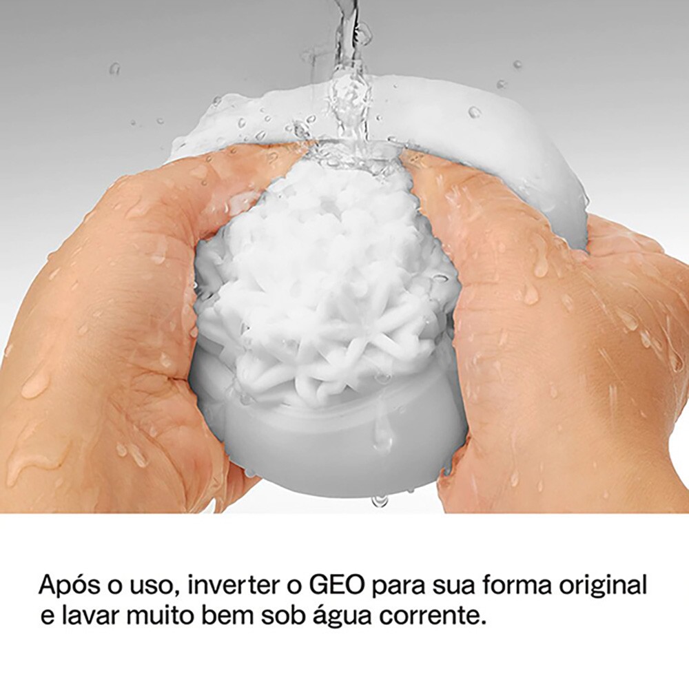 M�os segurando o insert texturizado branco e a base preta do Masturbador Tenga Geo Aqua, com instru��es sobre como limpar o produto ap�s o uso