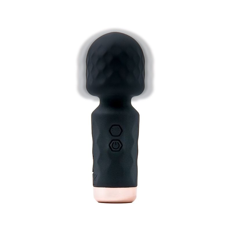 Massageador Er�tico Hero Preto - �ngulo diagonal mostrando a textura do silicone e os bot�es.