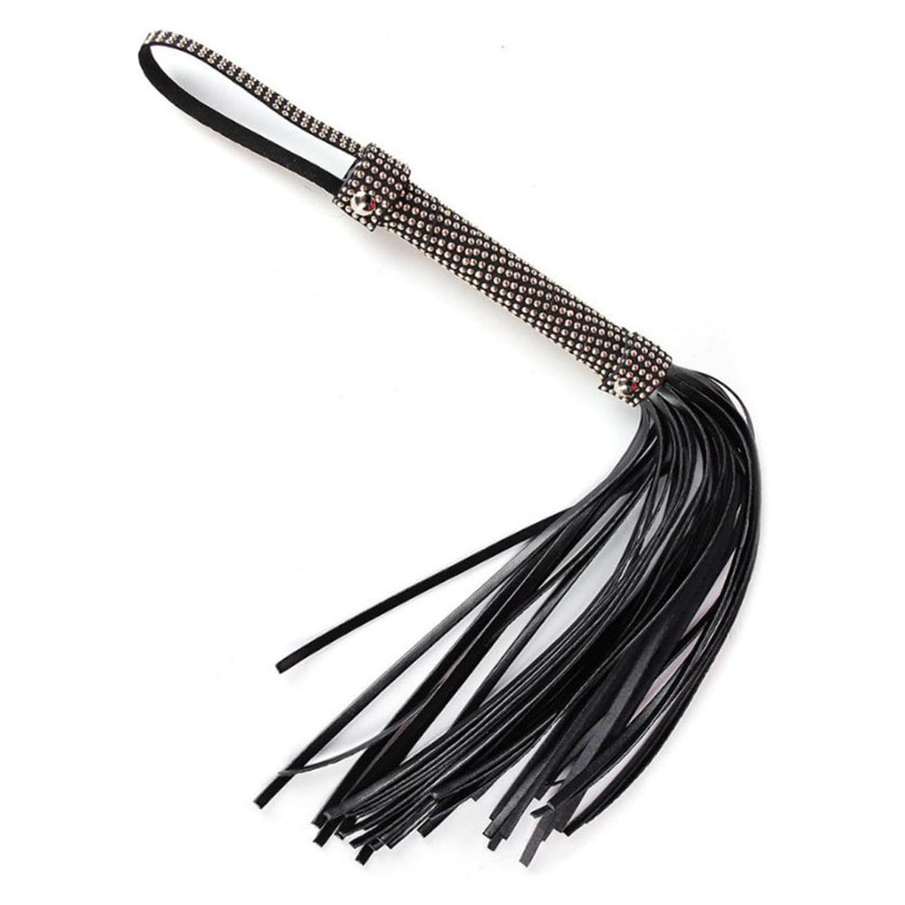 Vista a�rea do Flogger Tira Fina Preto, destacando o comprimento das tiras de PU e o design elegante do cabo com detalhes de metal