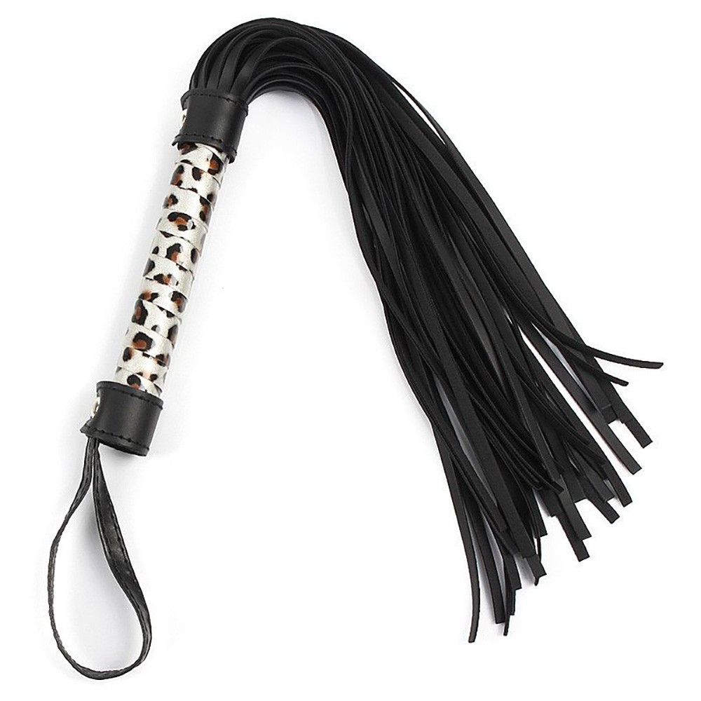 Flogger Tira Fina 25cm e Cabo Animal Print em PU preto visto de perfil, destacando o comprimento das tiras
