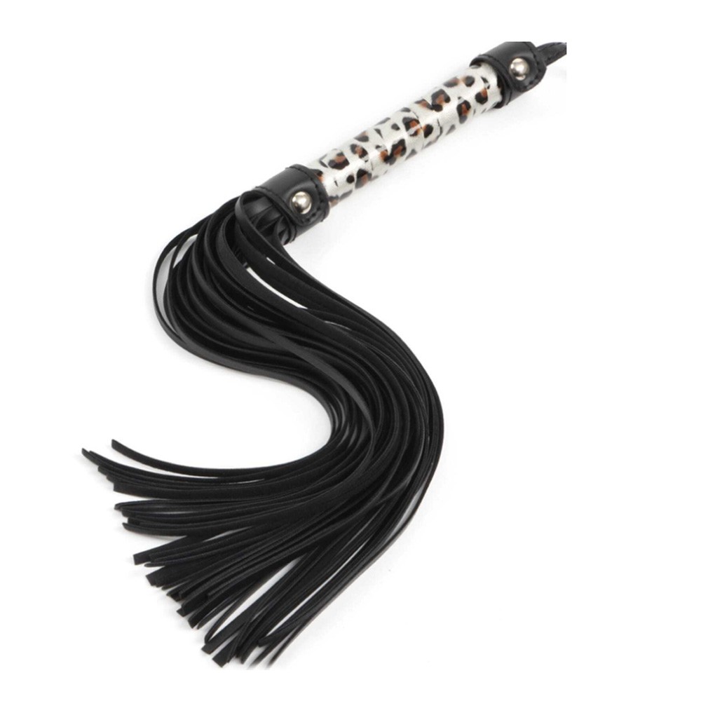 Flogger Tira Fina 25cm e Cabo Animal Print em PU, mostrando as tiras pretas em movimento e o detalhe do cabo