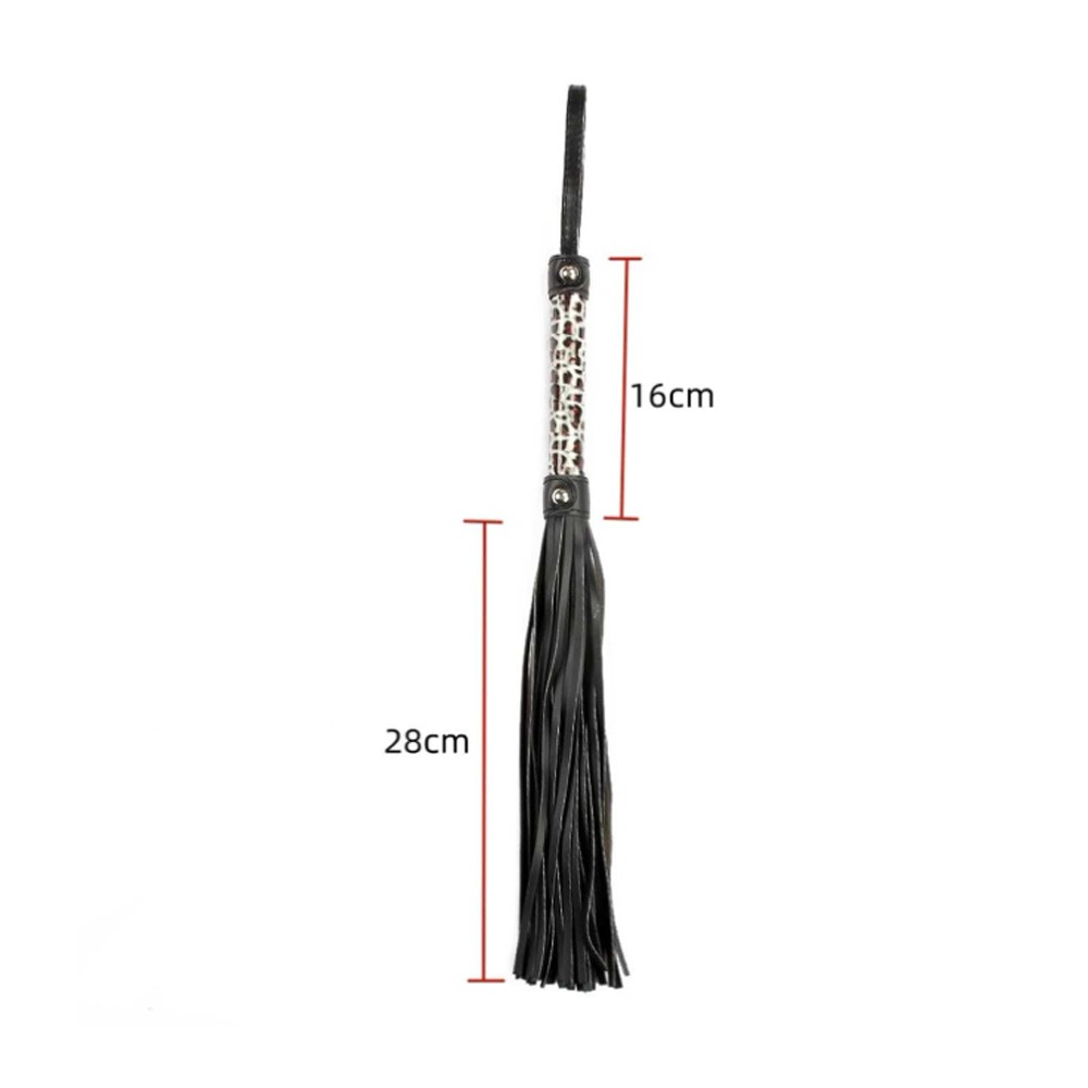 Flogger Tira Fina 25cm e Cabo Animal Print em PU preto, posicionado em angulo, exibindo a flexibilidade das tiras