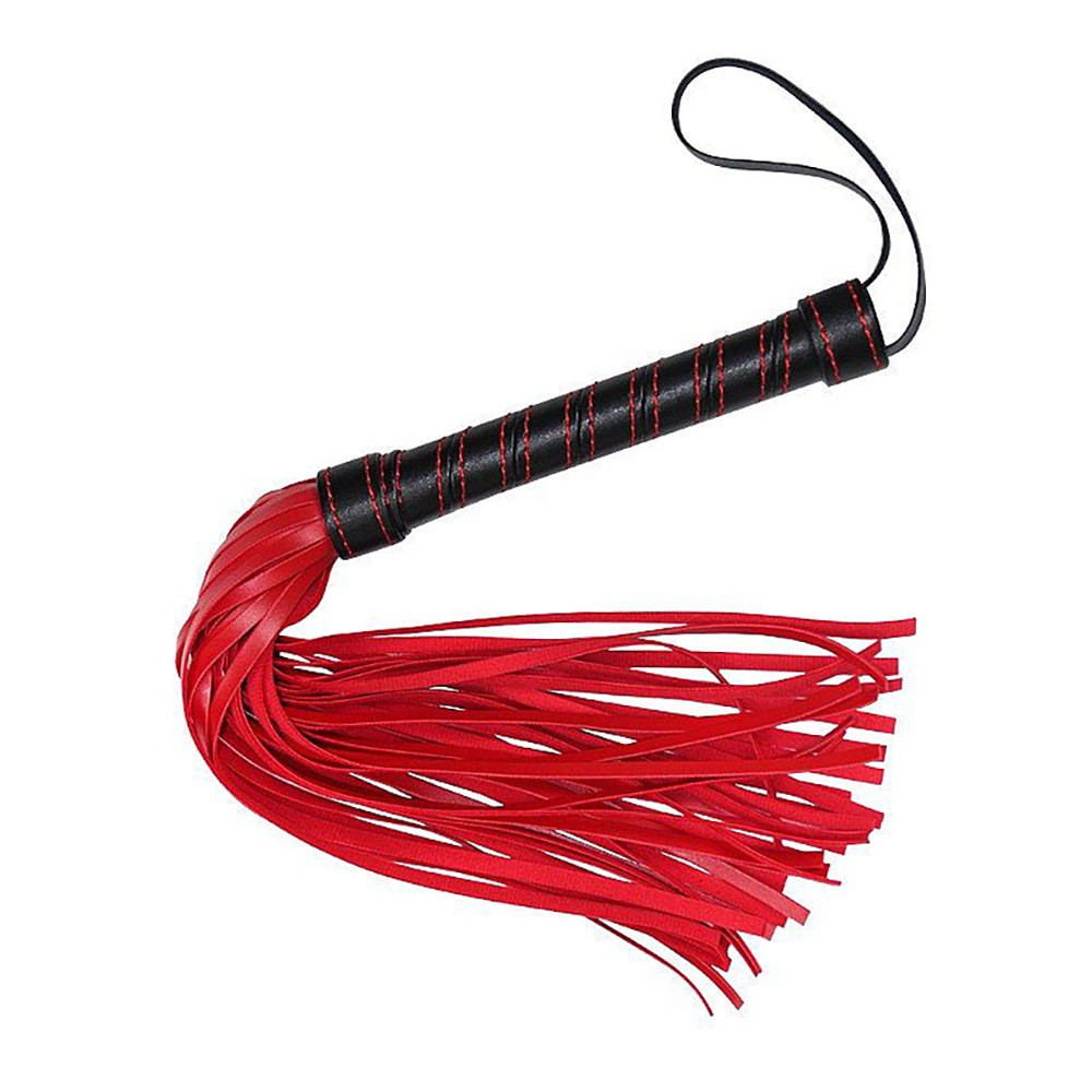 Flogger Tira Fina em PU, com o la�o do cabo para o pulso em destaque e as tiras vermelhas