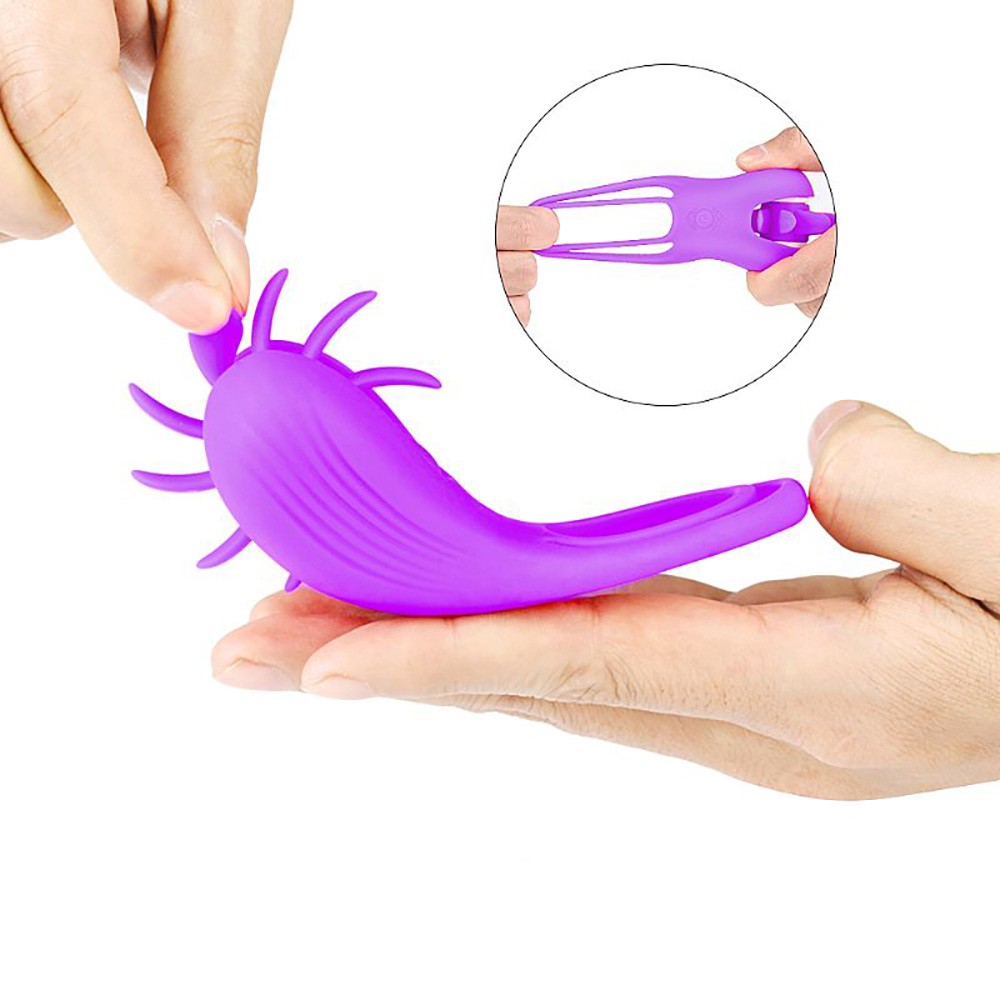 Detlahe do anel peniano e escrotal Wind Roxo sendo segurado na m�o, mostrando a flexibilidade do material e o tamanho compacto