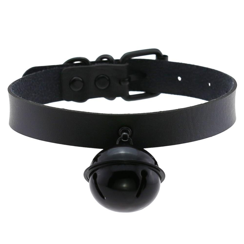 Coleira social chocker preta em PU com sino e fivela ajust�vel, vista de frente mostrando o sino redondo em metal