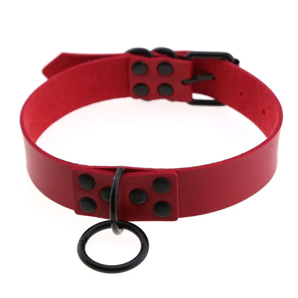 Vista ligeiramente angulada da Coleira Chocker Vermelha, exibindo o material em PU, argola e fivela