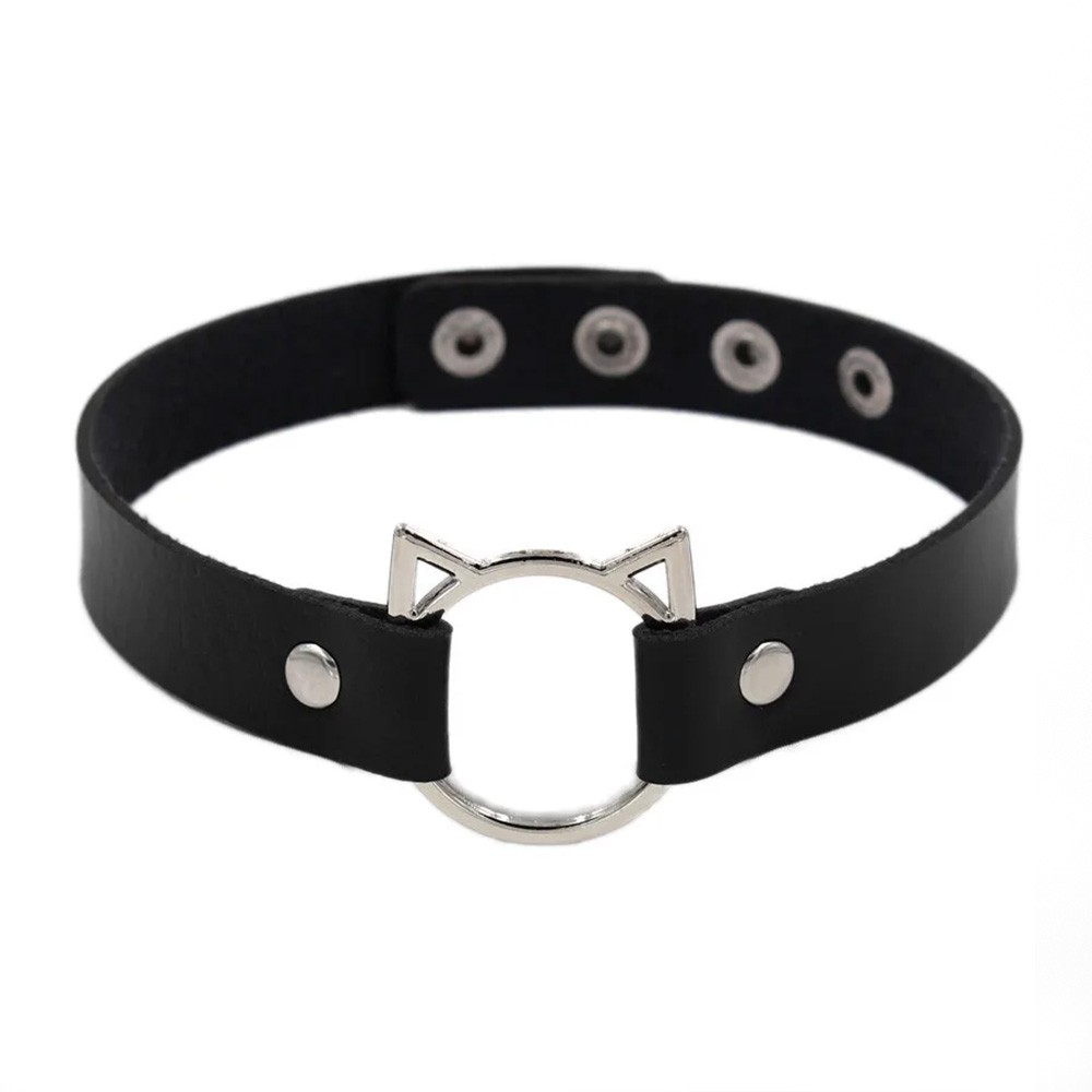 Coleira Chocker Gatinho Preta com bot�es de ajuste abertos e detalhe em metal