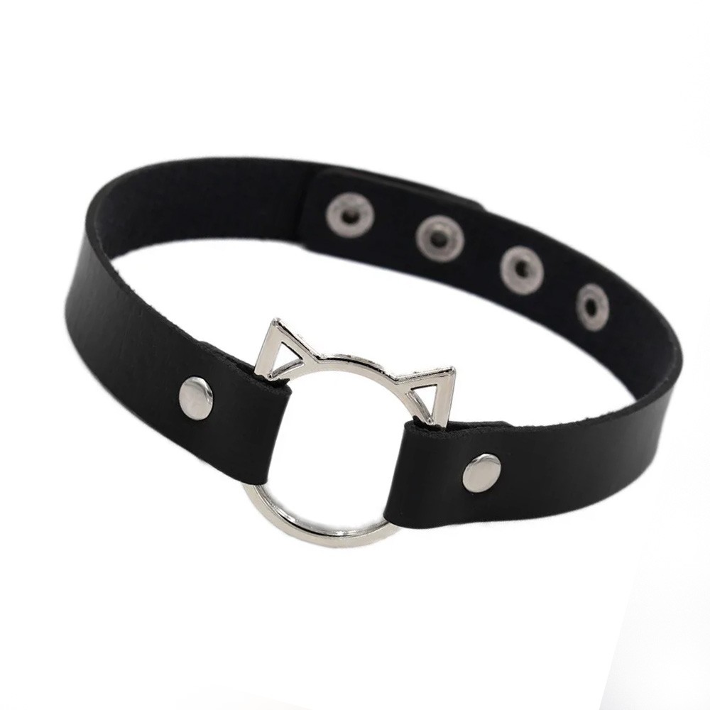 Coleira Chocker Gatinho Preta com anel em metal prateado no centro e furos para ajuste