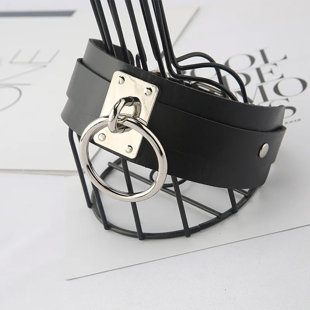 Close da argola met�lica da Coleira Choker Social em PU, destacando a qualidade do metal