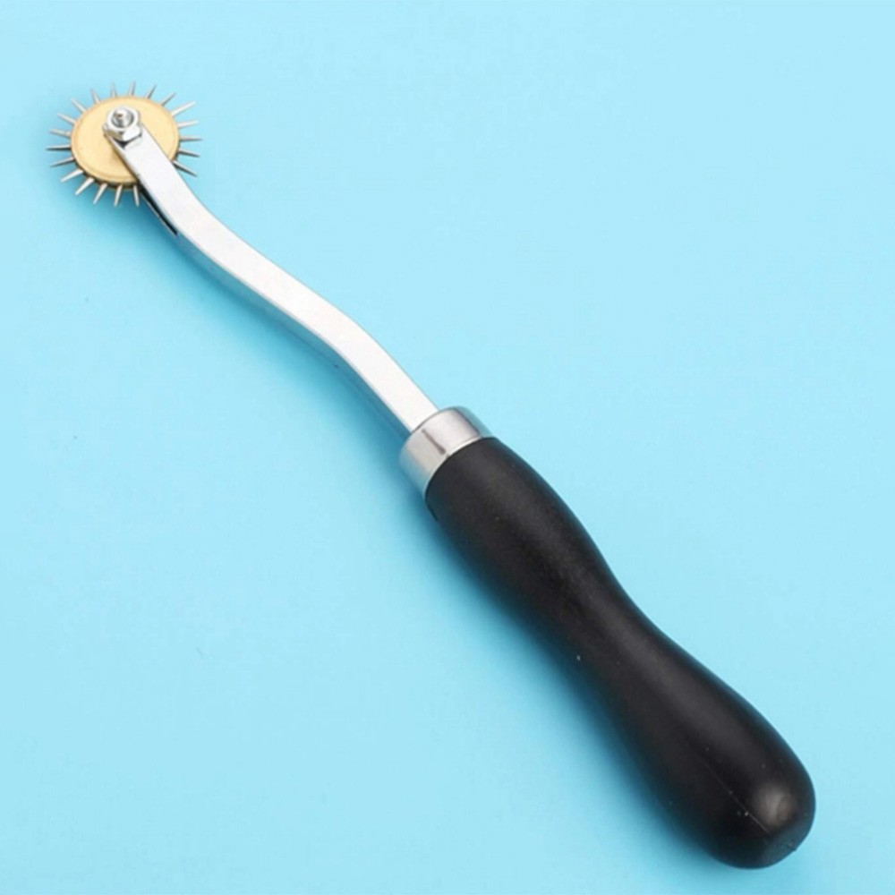 Detelhe da Roda de Wartenberg mostrando as pontas met�licas e o acabamento em lat�o