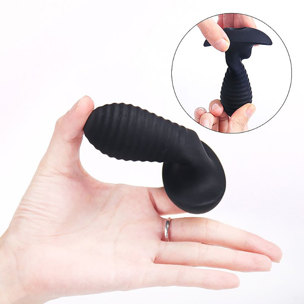 Plug anal vibrat�rio Spiral Preto com textura em espiral, imagem em perspectiva destacando o contraste do silicone e o controle embutido