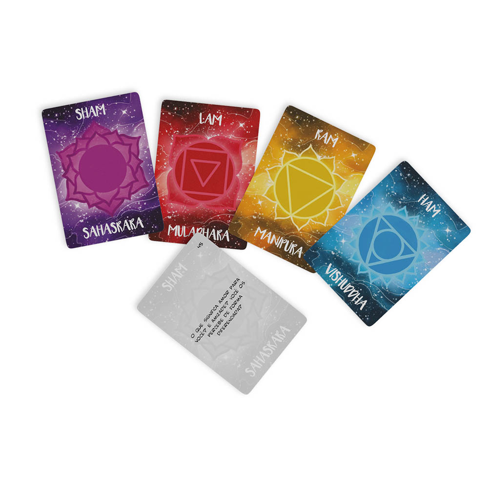 Conjunto de cartas do jogo Maithuna, mostrando perguntas e s�mbolos de chakras coloridos