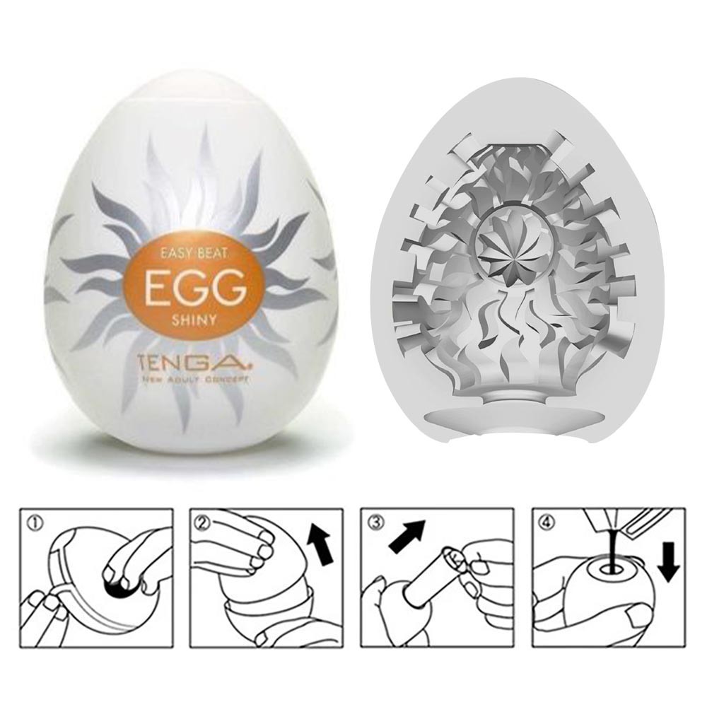 Masturbador Tenga Egg Shiny Hard Boiled com lubrificante sendo aplicado em seu interior
