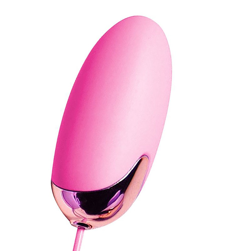 Detalle do vibrador bala rosa com ponta arredondada e detalhes ouro rosa, com foco na entrada para o fio.