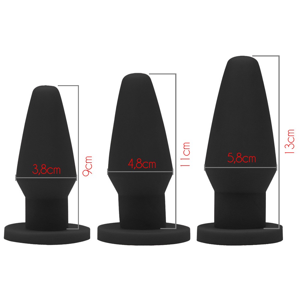 Conjunto de 3 plugs anais pretos em PVC flex�vel com tamanhos variados, alinhados verticalmente para compara��o