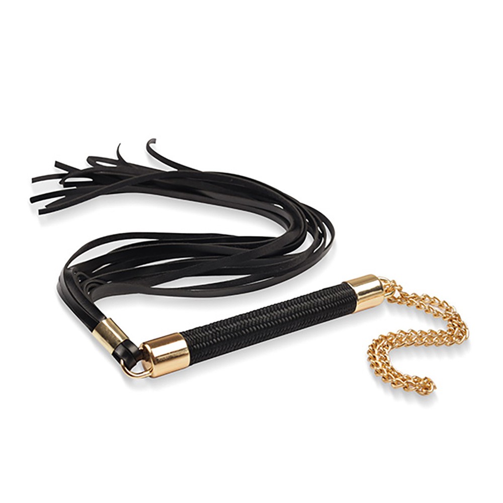 Flogger com Tiras Finas de 50cm e Detalhes Dourados Preto em vista lateral, mostrando o cabo tran�ado e as tiras de PU