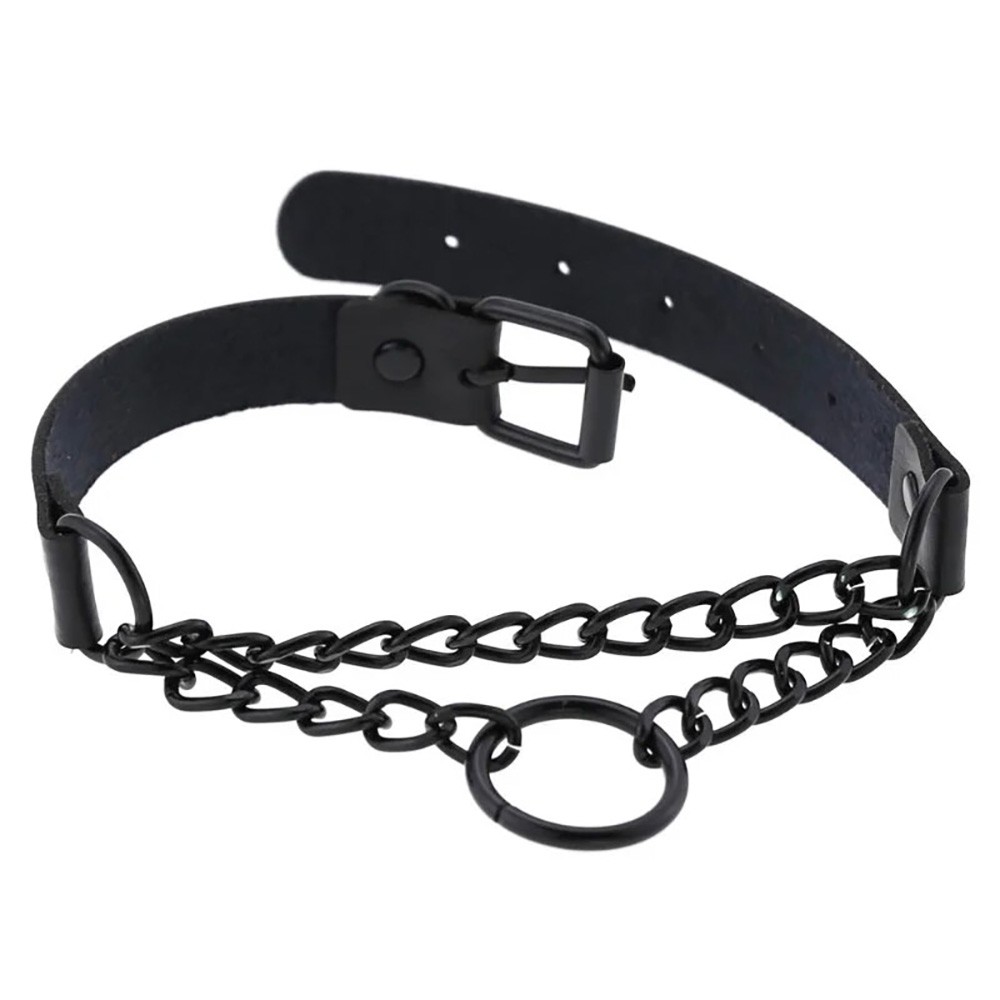 Vista superior da Coleira Choker em PU preta com corrente e argola de metal, mostrando a fivela ajust�vel