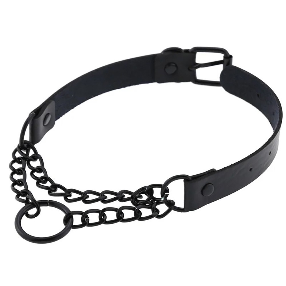 Vista lateral da Coleira Choker preta em PU, com foco na corrente e argola de metal, fivela � mostra