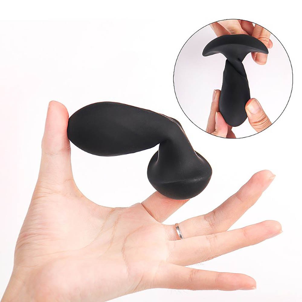 Plug Anal em Silicone Vibrador Diamona Preto: Detalhe da base de seguran�a com o vibrador met�lico cromado embutido, mostrando o bot�o de acionamento.