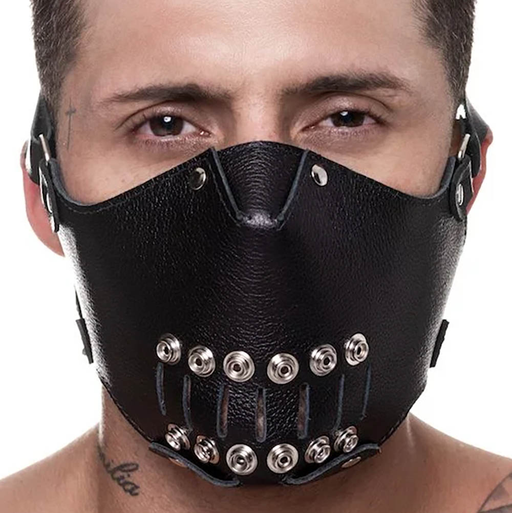 M�scara em Couro com Regulagem e Detalhes em Metal Preto | Foto 04 - Close-up frontal da m�scara em couro, com foco nos detalhes em metal e na textura do couro preto