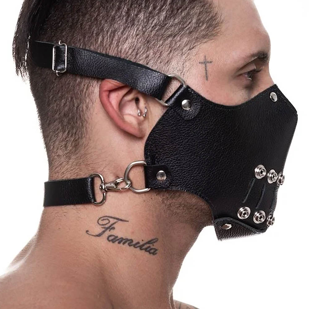 M�scara em Couro com Regulagem e Detalhes em Metal Preto | Foto 05 - Modelo usando a m�scara de perfil, mostrando o acabamento lateral e o ajuste das tiras na altura da orelha