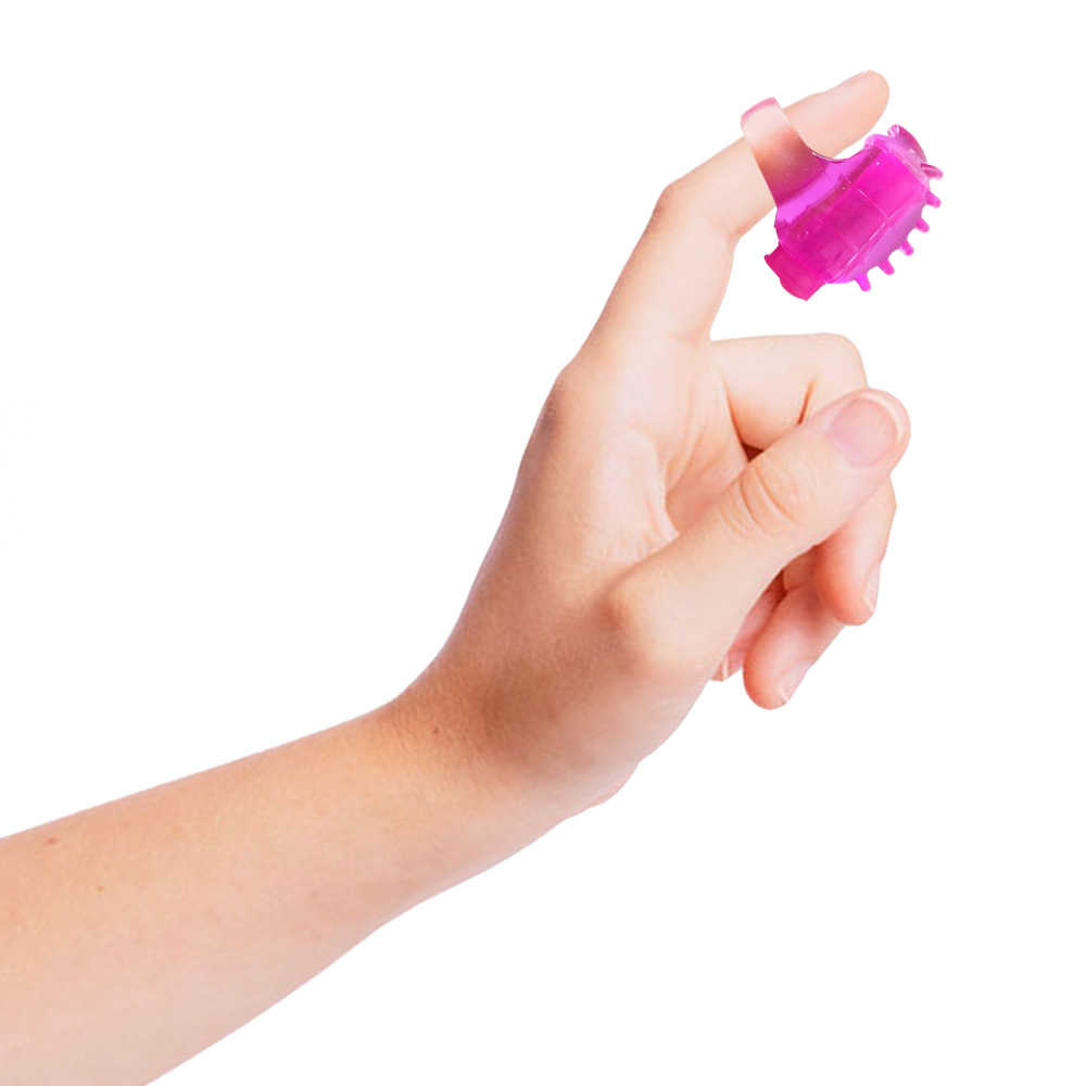 Close no estimulador dedeira em silicone rosa, destacando a maleabilidade e as protuber�ncias para estimula��o
