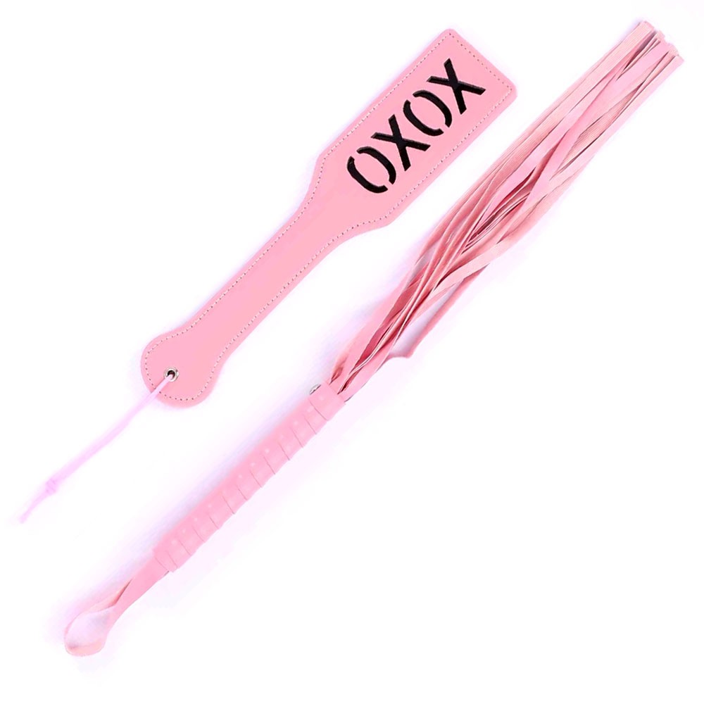 Kit Bondage Xoxo Rosa: Vis�o detalhada do paddle XOXO e da chibata, ambos em PU rosa com design elegante.