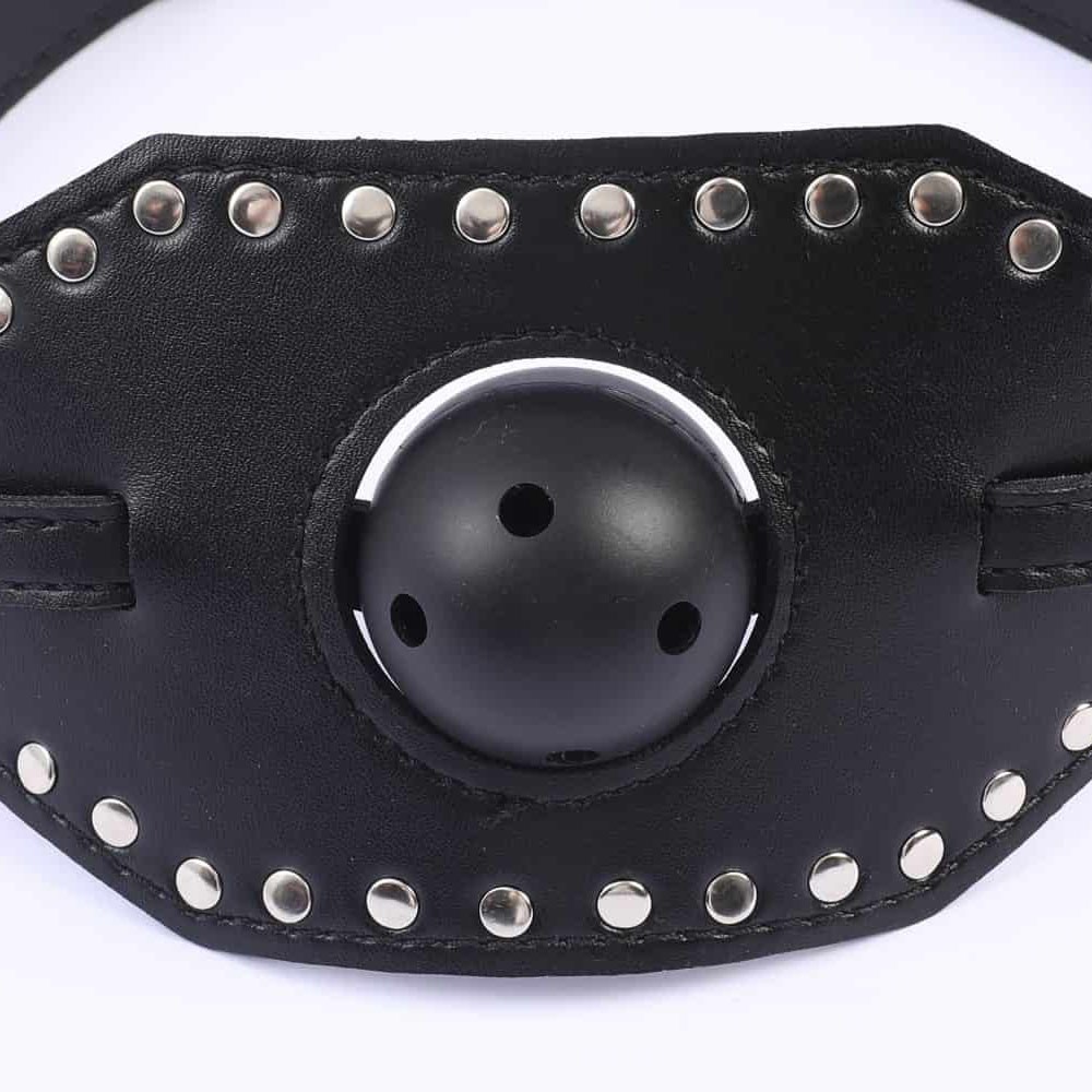 Morda�a em PU preta com bola remov�vel, detalhe da bola bucal e fivela com ajuste
