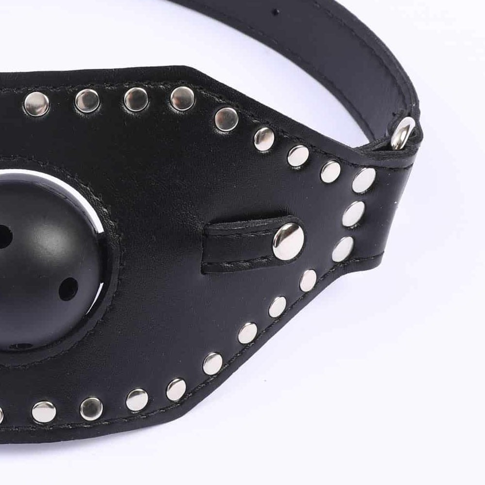 Morda�a em PU preta com bola remov�vel e fivela ajust�vel, vista lateral com fivela e rebites