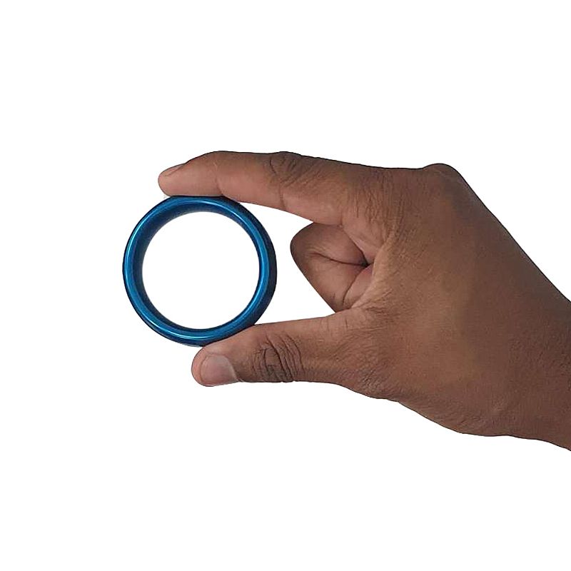Anel Peniano em A�o Prolongador de Ere��o 4,5cm Tamanho M Azul - Vista em close-up do anel peniano em a�o azul, destacando o brilho e a curvatura