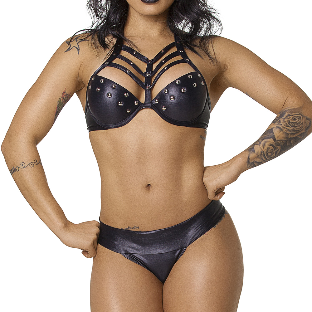 Conjunto Sensual Sexy em Cirr� Preto com Bojo e Rebites: Close no detalhe do top com rebites e bojo
