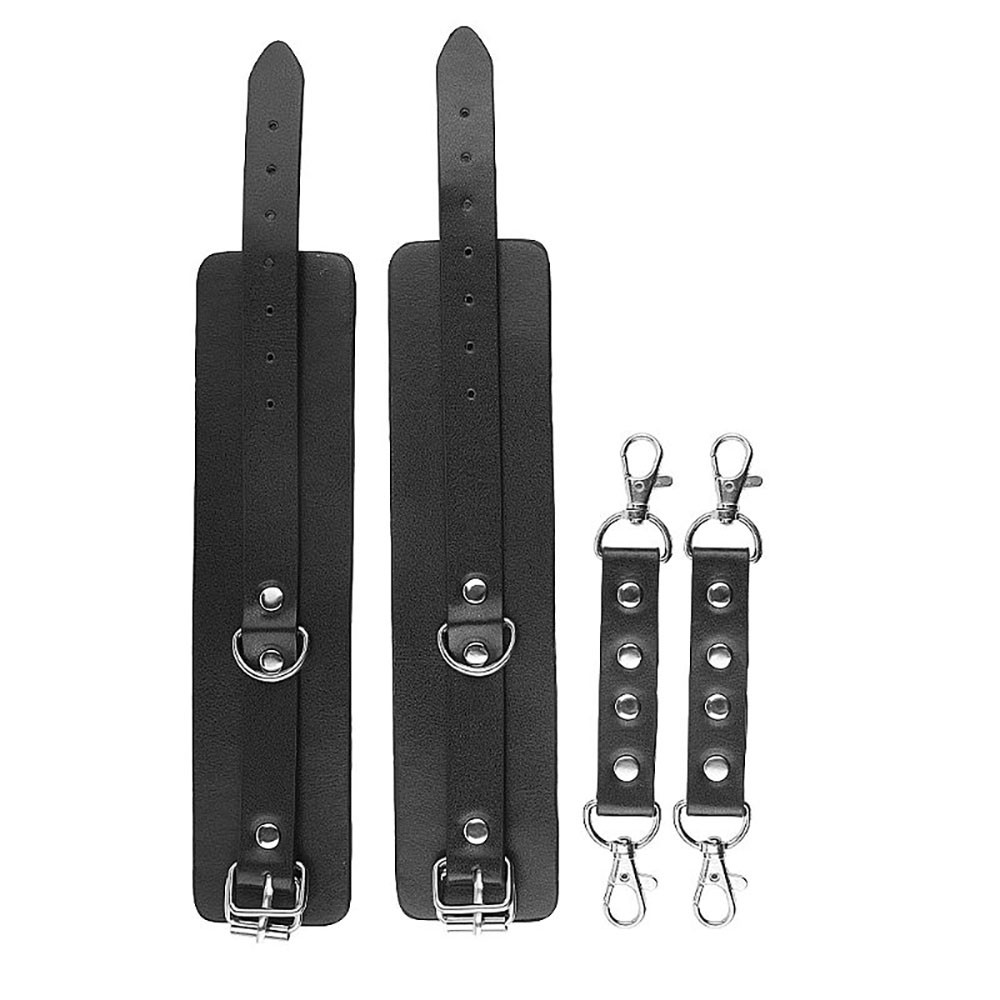 Detalhe das tiras soltas do arreio harness preto, mostrando as fivelas de ajuste e argolas