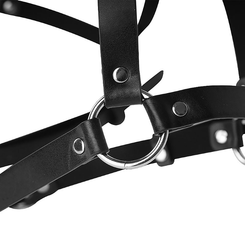 Foto de modelo usando o arreio sado harness de coxa e cintura, vista traseira em close nas algemas