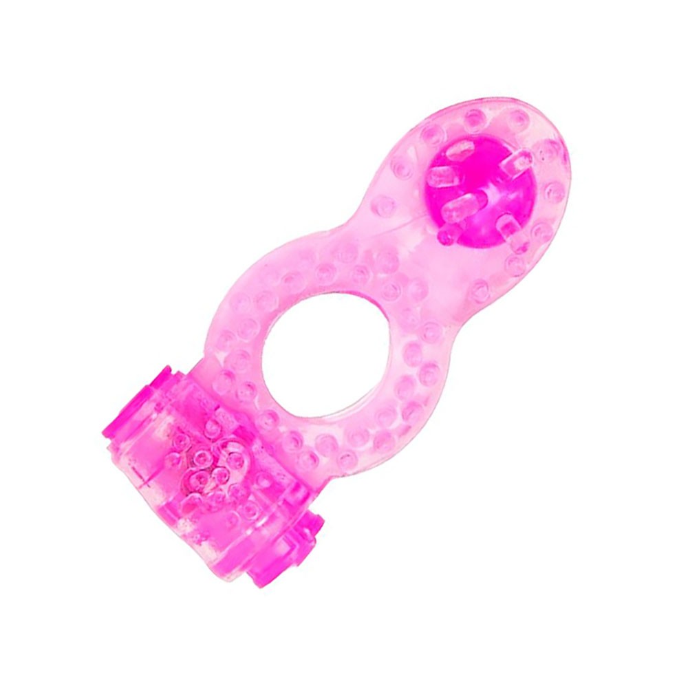 Anel peniano com vibrador e estimulador anal rosa em vista diagonal traseira, destacando a parte do anel e o plug