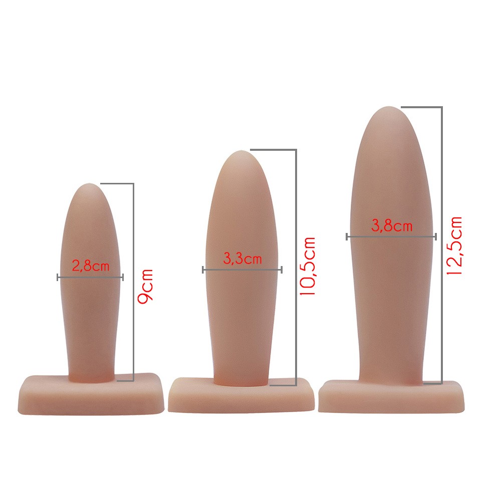 Detalhe de um dos plugs anais bege, focado na ponta afilada e na transi��o suave para a base, sobre fundo branco