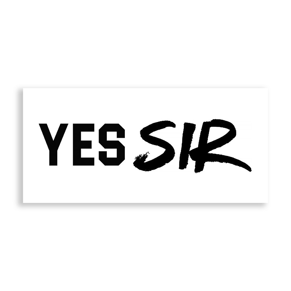 Tatuagem tempor�ria 'YES SIR' em preto, mostrando a frase em close-up em fundo branco