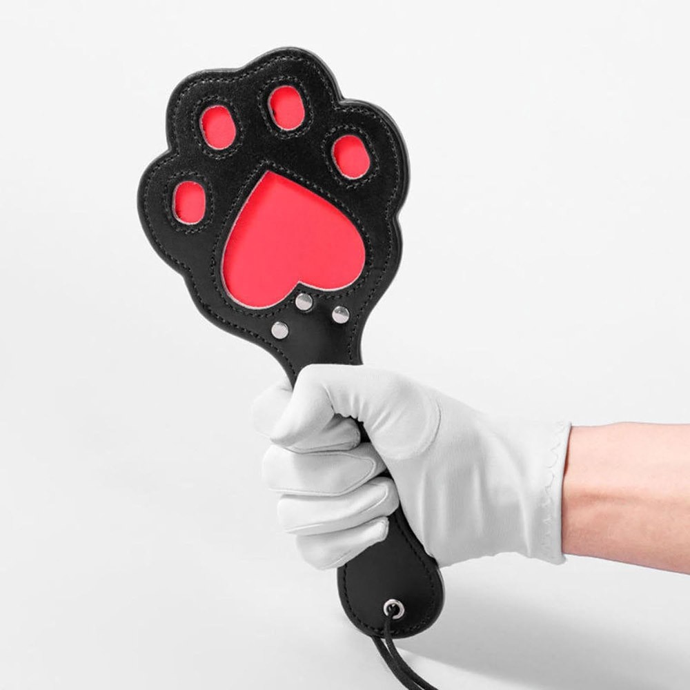 Close da �rea de impacto da palmat�ria pata de gato, com detalhes em vermelho e rebites