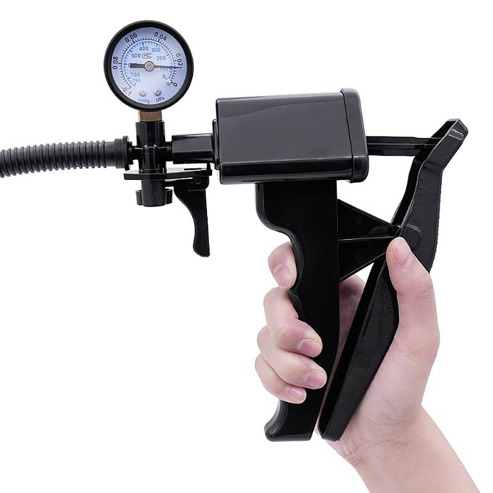 Detelhe da m�o segurando a bomba manual e medidor de press�o transparente com marca��es