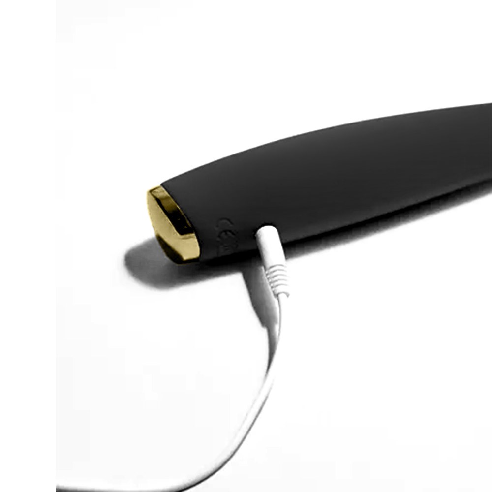 Close-up do corpo do vibrador Ponto G, destacando o silicone macio e o acabamento preto fosco