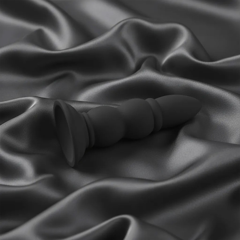 Plug Anal PVC Flex�vel Anelado Preto em close-up, destacando os an�is e a base de seguran�a