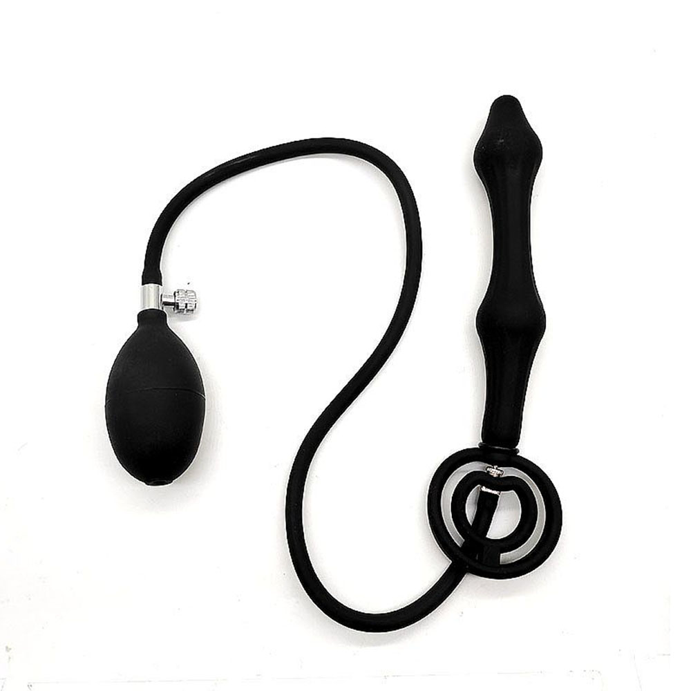 Vista superior do plug anal infl�vel preto com an�is peniano e escrotal e sua bomba manual, destacando o design em silicone