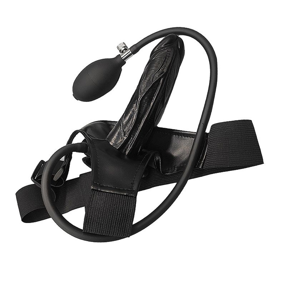 Cinta peniana preta com p�nis infl�vel em silicone, vista lateral do p�nis flexionado mostrando a mangueira da bomba