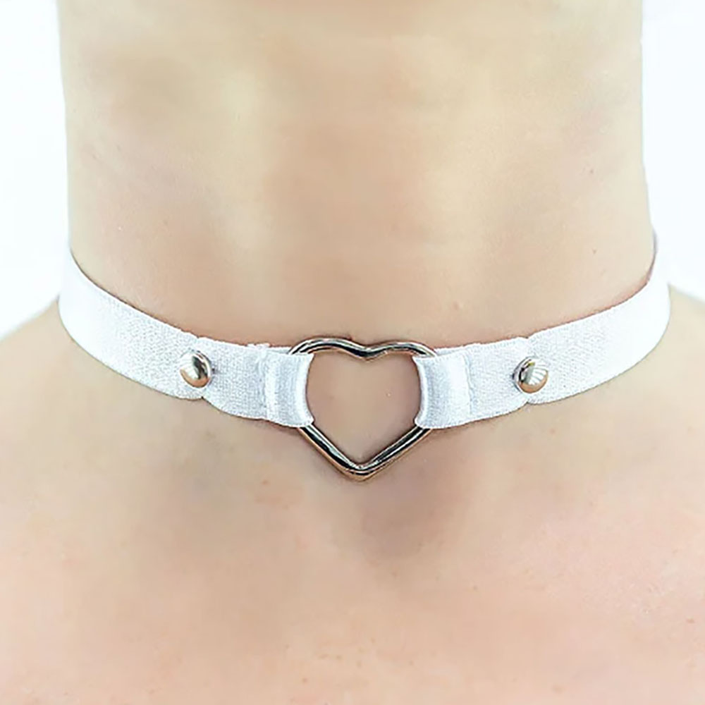 Choker branca com detalhe de cora��o em metal no pesco�o, real�ando o design elegante e provocante