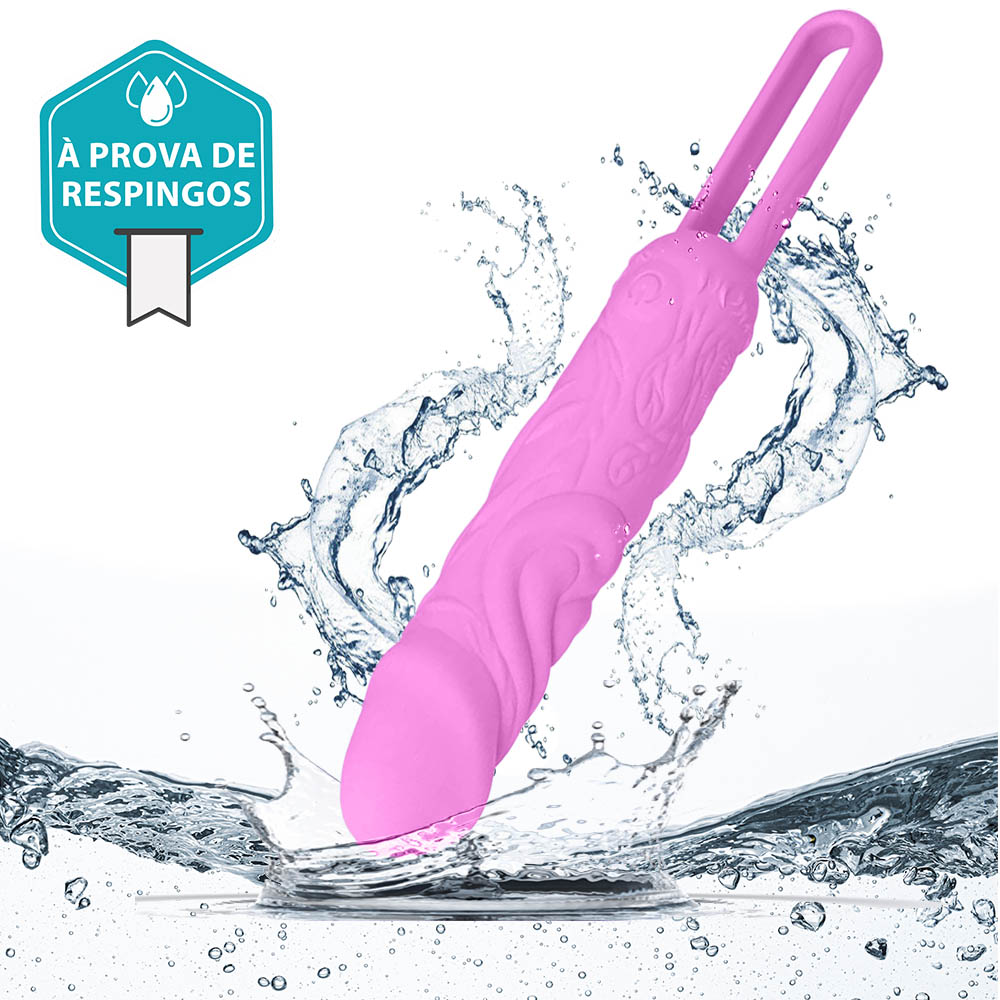 Vibrador Bullet Recarreg�vel em Silicone com 20 Vibra��es e Al�a de Seguran�a Pink sendo molhado, em cen�rio � prova de respingos