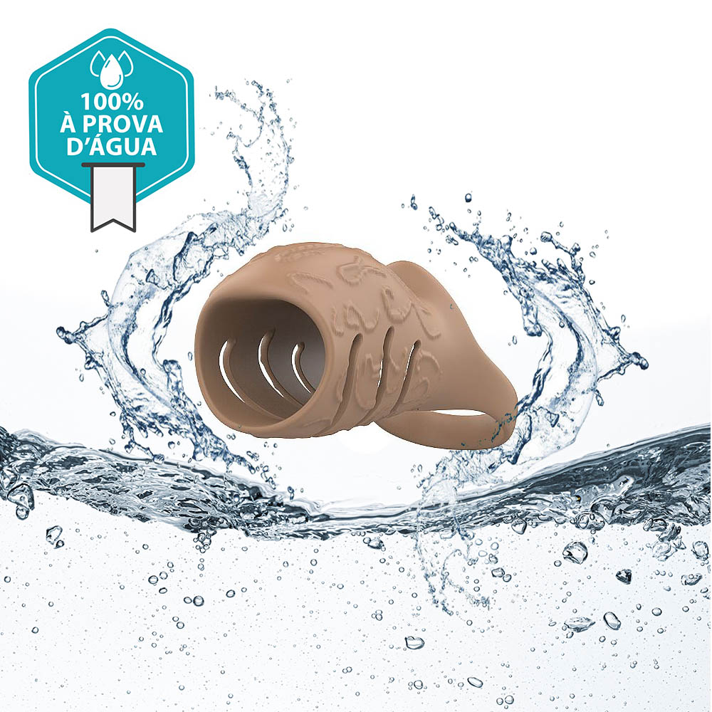 Capa Peniana Vazada com Vibrador Recarreg�vel em Silicone com 9 Vibra��es e Controle APP Jay Marrom, com foco na textura e orif�cios de estimula��o.