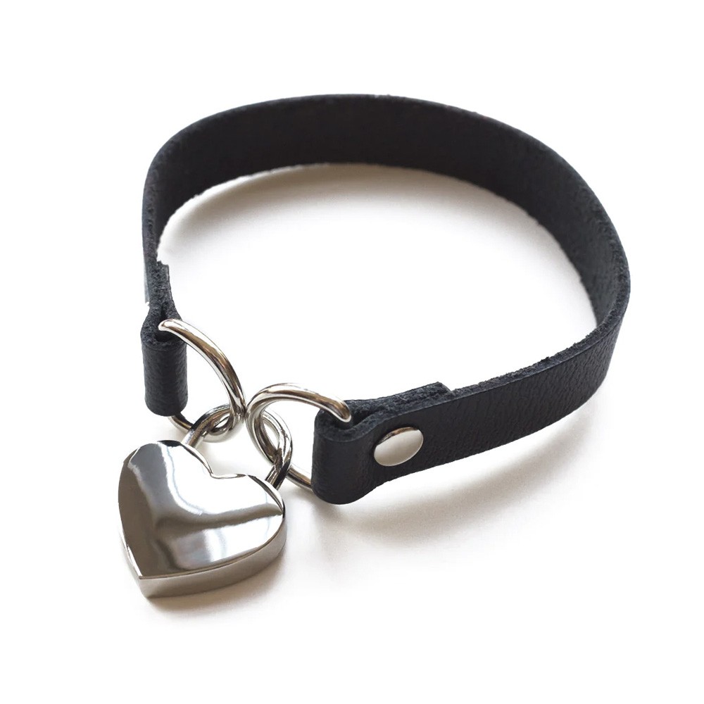 Vista geral da Coleira Social Choker em PU preta com o cadeado de cora��o