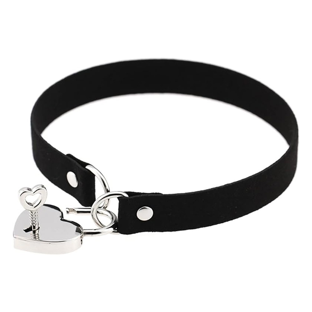 Vista frontal da Coleira Social Choker em PU preta com cadeado de cora��o de metal fechado